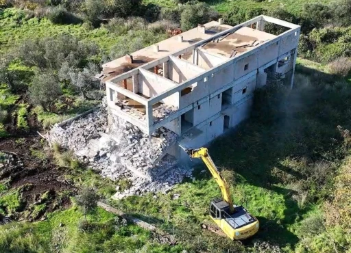 Ayvacık’ta 66 kaçak yapı yıkıldı
