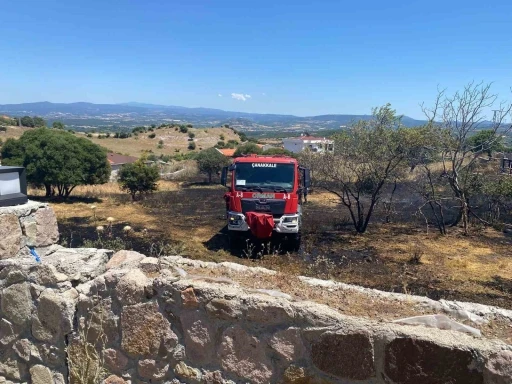 Ayvacık&rsquo;ta bir evin bah&ccedil;esinde &ccedil;ıkan yangın b&uuml;y&uuml;meden s&ouml;nd&uuml;r&uuml;ld&uuml;
