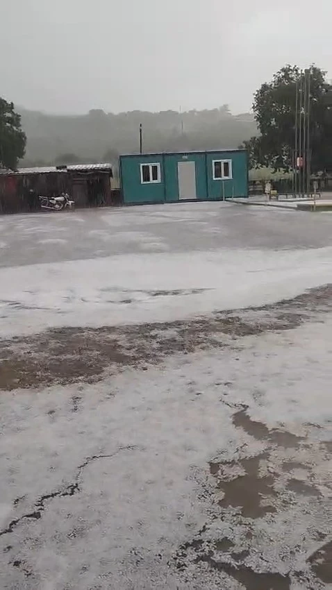 Ayvacık&rsquo;ta dolu yağışı yolları beyaza b&uuml;r&uuml;d&uuml;

