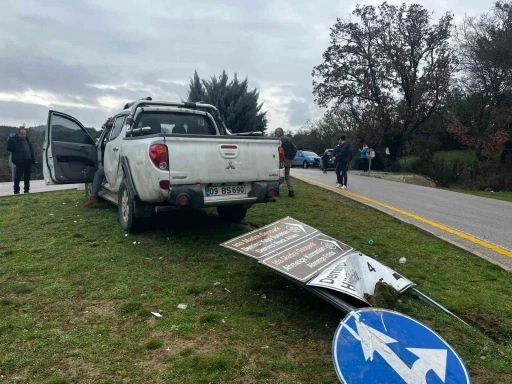 Ayvacık&rsquo;ta iki ara&ccedil; &ccedil;arpıştı: 2 yaralı
