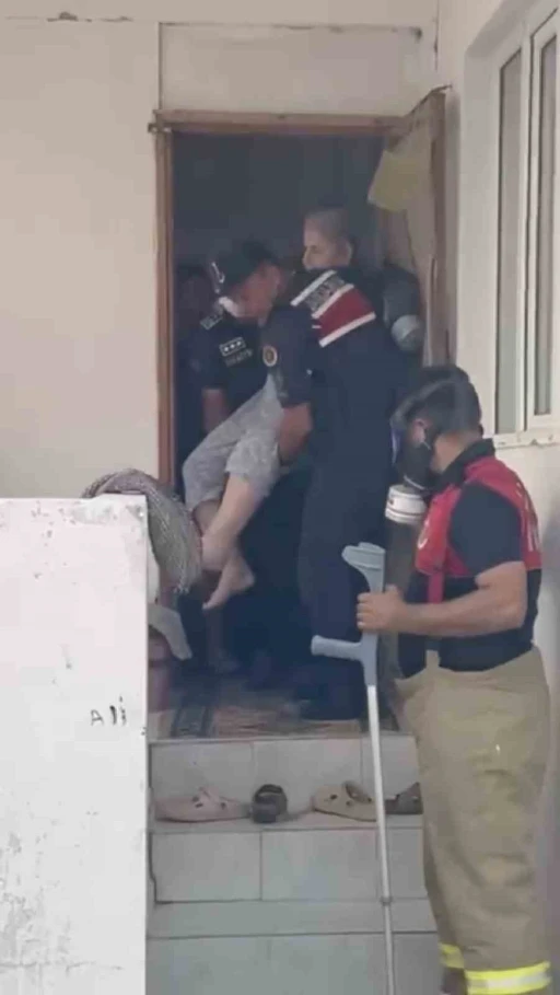 Ayvacık’taki yangında itfaiye ve jandarma ekipleri, yürüyemeyen yaşlı kadını kurtardı

