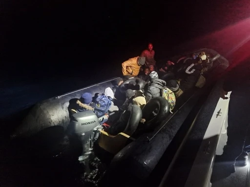 Ayvalık açıklarında 35 düzensiz göçmen Sahil Güvenlik’ten kaçamadı
