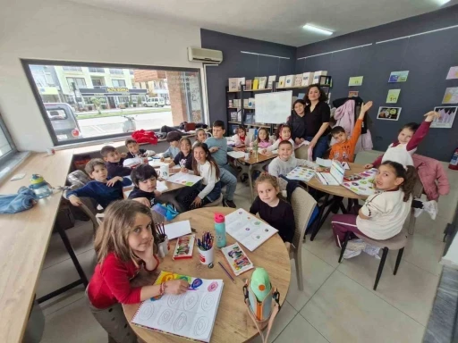 Ayvalık Belediyesi&rsquo;nin resim at&ouml;lyelerine yoğun ilgi
