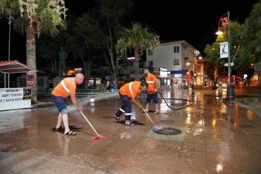 Ayvalık cadde ve sokakları k&ouml;p&uuml;kl&uuml; sularla temizlendi
