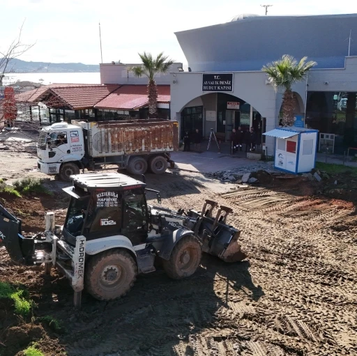 Ayvalık Deniz Hudut Kapısı &ouml;n&uuml;nde meydan d&uuml;zenlemesi başlatıldı
