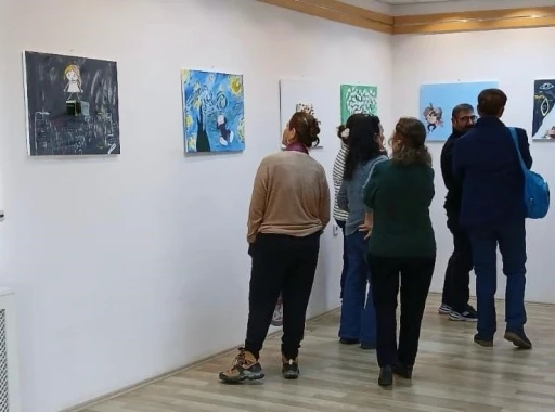 Ayvalık Kütüphanesinde özel öğrencilerden anlamlı sergi
