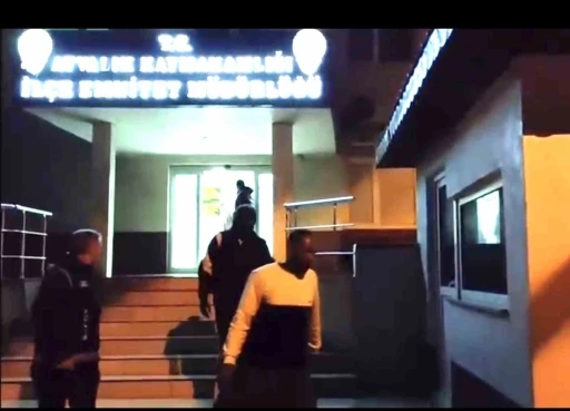 Ayvalık Polisinden sağanak yağmur altında g&ouml;&ccedil;men avı
