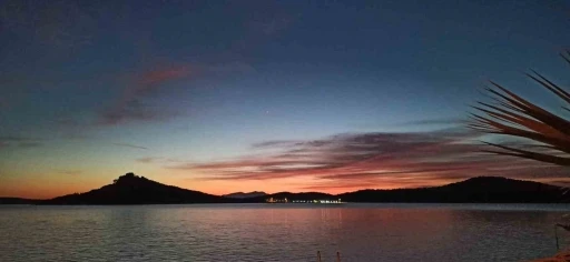Ayvalık sahilinde g&uuml;n batımı b&ouml;yle g&ouml;r&uuml;nt&uuml;lendi
