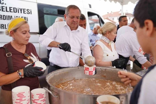 Ayvalık&rsquo;ta binlerce kişiye aşure ikram edildi
