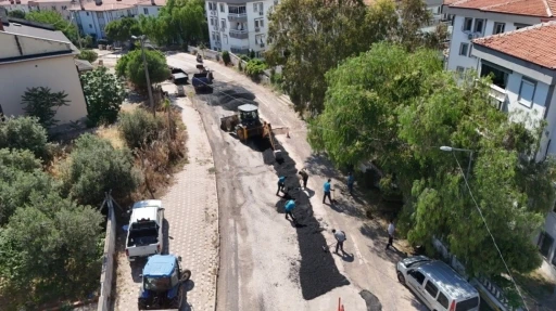 Ayvalık&rsquo;ta doğalgaz sonrası yol onarımları s&uuml;r&uuml;yor
