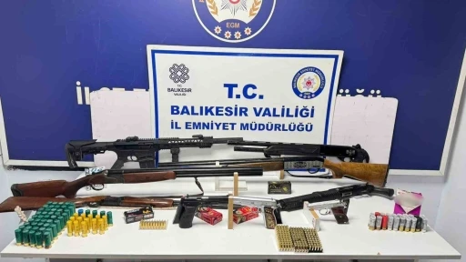 Ayvalık&rsquo;ta eş zamanlı operasyon: Ruhsatsız silah ve uyuşturucu ele ge&ccedil;irildi
