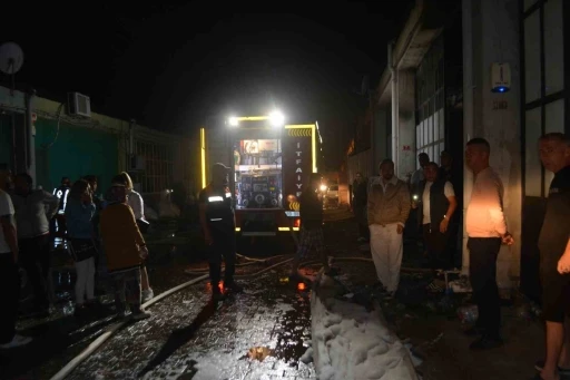 Ayvalık’ta gözlük fabrikası alev alev yandı
