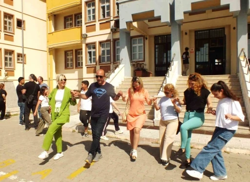 Ayvalık’ta Hıdırellez ateşi okulda yandı
