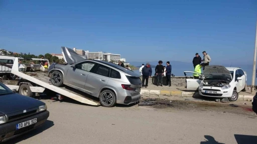 Ayvalık&rsquo;ta iki ara&ccedil; &ccedil;arpıştı 2&rsquo;si ağır 6 kişi yaralandı
