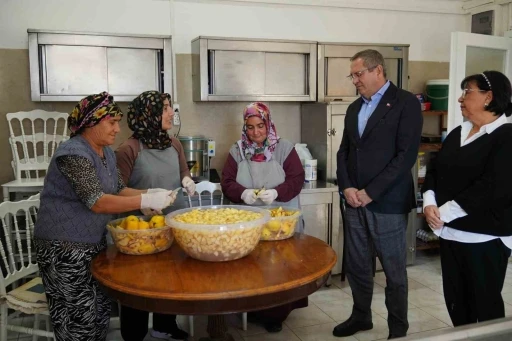 Ayvalık&rsquo;ta kadın emeği ekonomiye d&ouml;n&uuml;ş&uuml;yor
