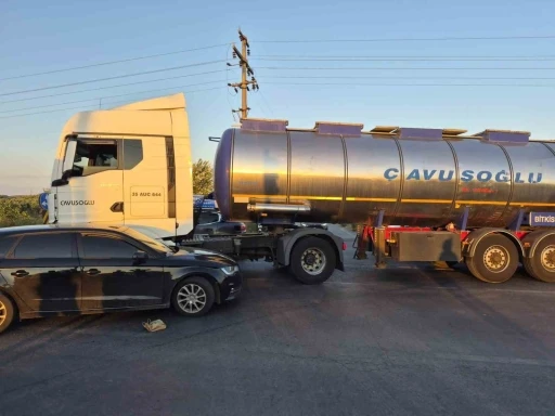 Ayvalık&rsquo;ta kavşakta tır ile otomobil &ccedil;arpıştı; 6 kişi hafif yaralandı
