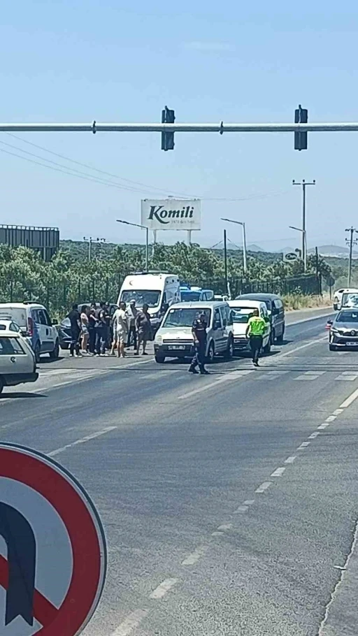 Ayvalık&rsquo;ta Kozak kavşağında zincirleme kaza: 3 ara&ccedil; birbirine girdi

