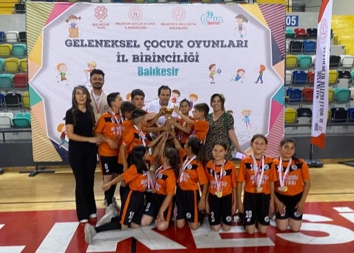 Ayvalık&rsquo;ta k&uuml;&ccedil;&uuml;k mahallenin b&uuml;y&uuml;k şampiyonları gururlandırdı
