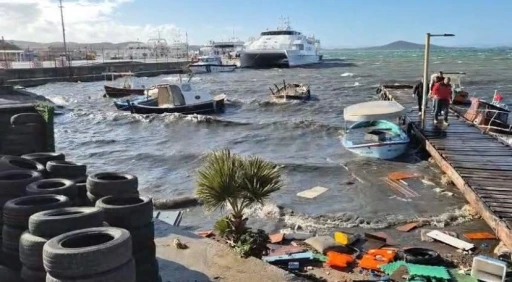 Ayvalık&rsquo;ta kuvvetli fırtına tekneleri batırdı
