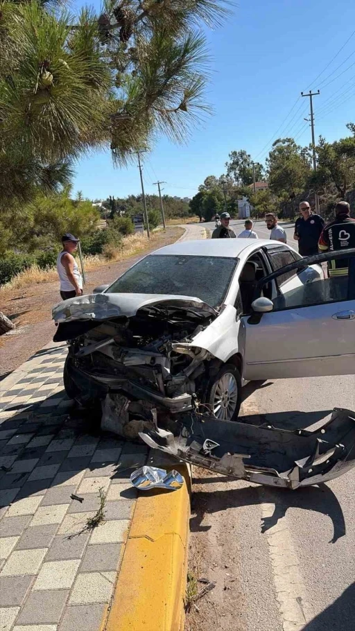 Ayvalık&rsquo;ta trafik kazası: Ara&ccedil;ta sıkışan s&uuml;r&uuml;c&uuml; kurtarıldı
