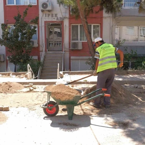 Ayvalık&rsquo;ta yol bakım ve onarım &ccedil;alışmaları aralıksız s&uuml;r&uuml;yor
