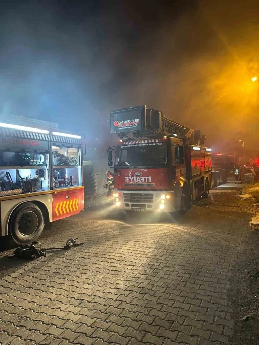 Ayvalık’ta zeytinyağı paketleme bölümündeki yangın söndürüldü
