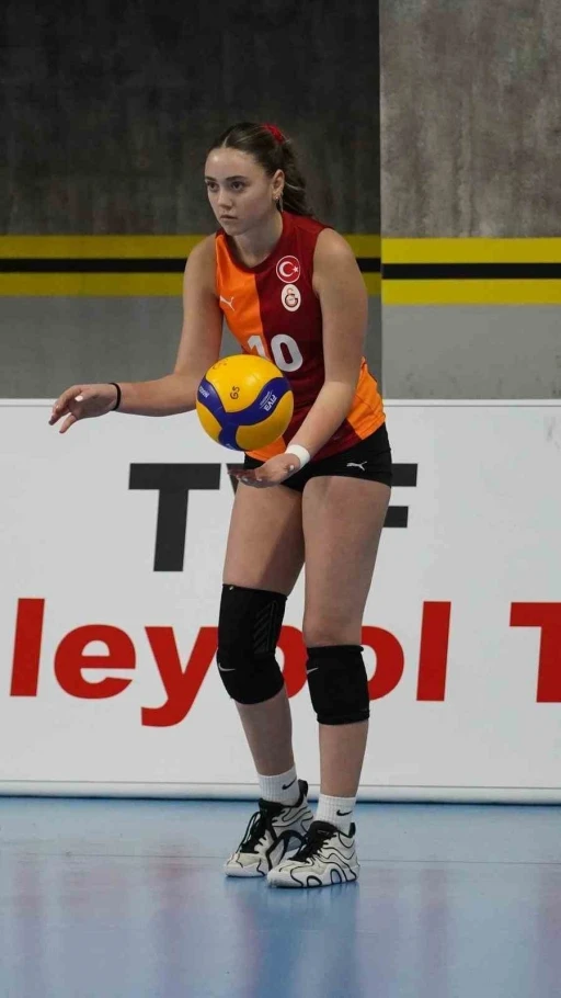 Ayvalıklı gen&ccedil; voleybolcu Minel Yal&ccedil;ın milli takım kampına davet edildi
