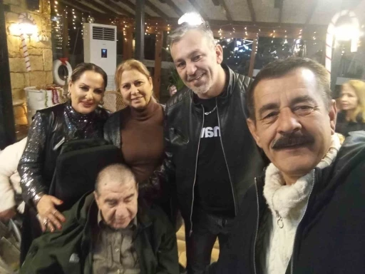 Ayvalıklı sanat&ccedil;ılar Kocabıyık ve &Ouml;zalp&rsquo;ten yaşlılara erken yeni yıl kutlaması
