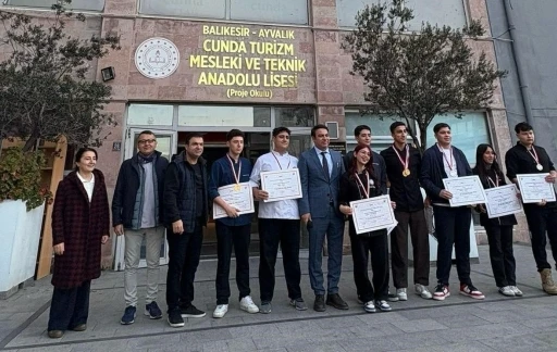 Ayvalıklı şef adayı &ouml;ğrenciler İstanbul&rsquo;dan 15 madalya ile d&ouml;nd&uuml;
