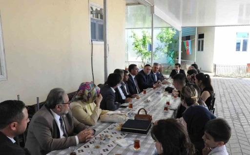 Azerbaycan’da ziyaretlerde bulunan Çameli protokolü Milli Kahramanı unutmadı
