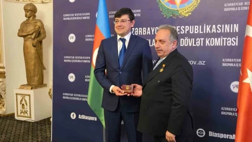 Azerbaycan’dan Başkan Yalçın’a hizmet madalyası
