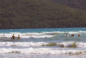 Azgın dalgalarda tehlikeli dans
