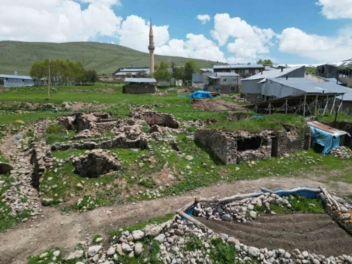 Aziziye&rsquo;de metruk yapılara ge&ccedil;it yok
