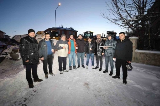 Aziziye&rsquo;nin karla m&uuml;cadele timlerine gece yarısı s&uuml;rprizi
