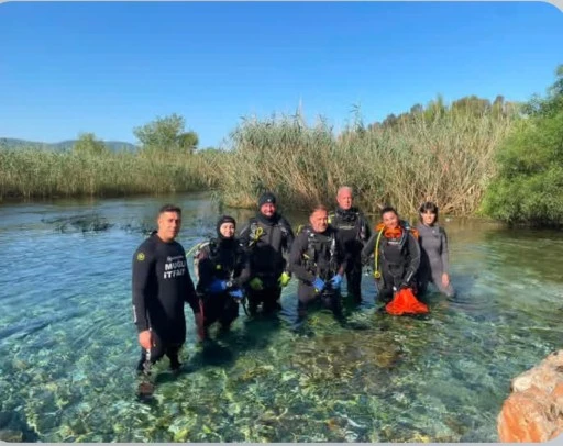 Azmak Nehri'nden Torbalar Dolusu &Ccedil;&ouml;p &Ccedil;ıkarıldı