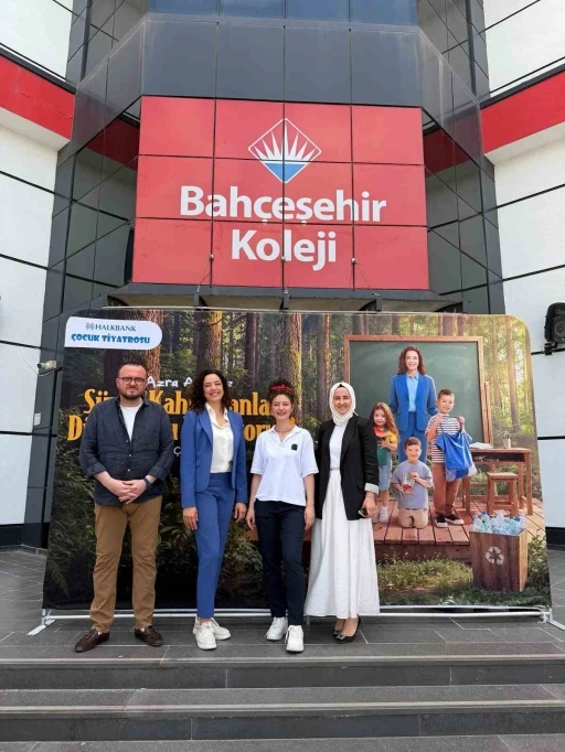 Azra Akın Bah&ccedil;eşehir Kolejinde
