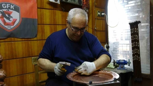 Baba mesleği bakırcılığı 40 yıldır aynı d&uuml;kkanda s&uuml;rd&uuml;r&uuml;yor
