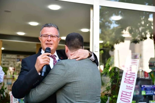 Baba-oğul a&ccedil;ılışta g&ouml;zyaşlarını tutamadı
