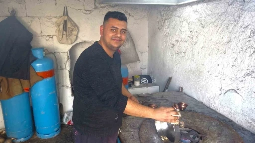 Baba-oğul kalaycılık mesleğini yaşatmaya &ccedil;alışıyor
