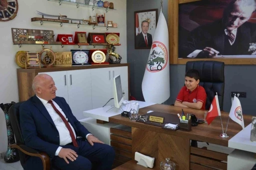Babadağ&rsquo;da başkanlık koltuğu geleceğin teminatı Muhammet&rsquo;e emanet

