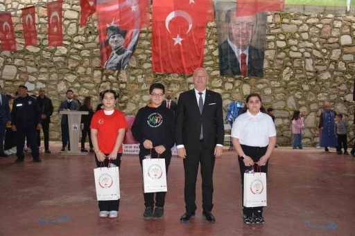 Babadağlı &ccedil;ocukların 23 Nisan coşkusu g&ouml;z doldurdu
