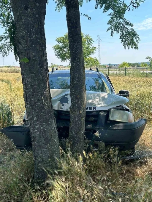 Babaeski&rsquo;de ağa&ccedil;lara &ccedil;arpan otomobilin s&uuml;r&uuml;c&uuml;s&uuml; yaralandı

