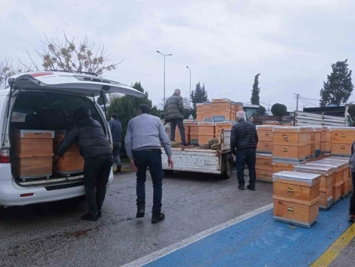 Babaeski&rsquo;de &uuml;reticilere arı kovanı dağıtıldı
