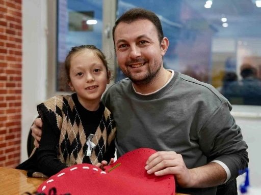 Babalar kızlarıyla 14 Şubat i&ccedil;in kalp yastık yaptı
