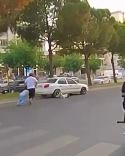 Babalarıyla yolun karşısına geçen çocuklara otomobil çarptı: O anlar kamerada
