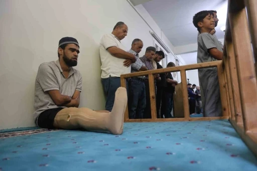 Babasına uzattığı demirin elektrik tellerine değmesiyle akıma kapılarak kollarını ve bacağını kaybeden Ahmet ibadet ederek yaşama tutundu
