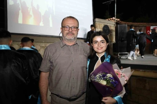Babasından ilham aldı, 59 erkek &ouml;ğrenci arasından tek kız &ouml;ğrenci olarak mezun oldu
