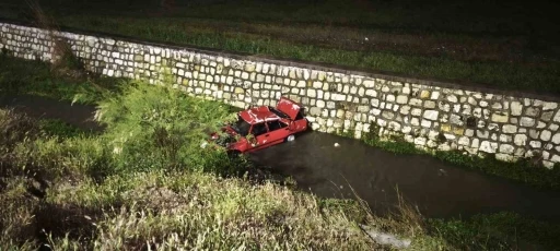 Babasından kaçırdığı araçla dereye uçtu
