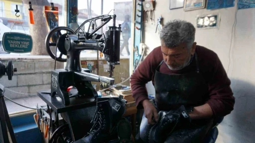Babasından &ouml;ğrendiği ayakkabı tamirciliğini 40 yıldır s&uuml;rd&uuml;r&uuml;yor
