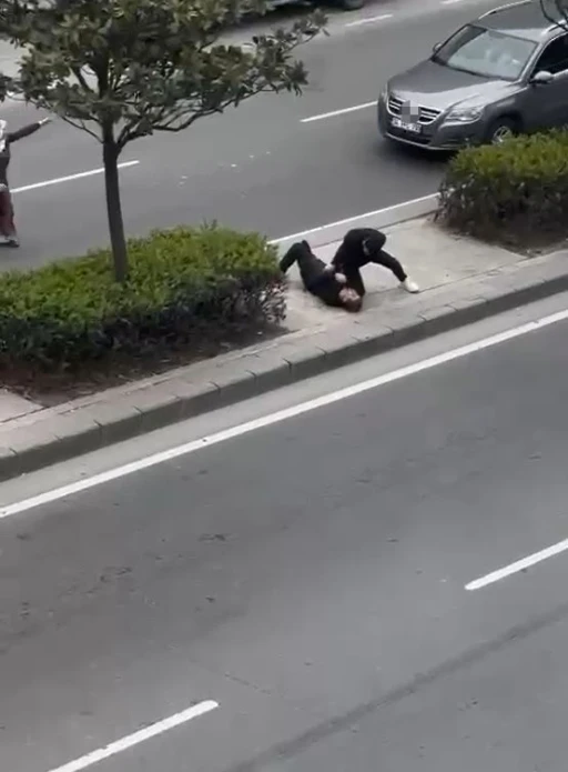 Babasını tek yumrukla bayılttı
